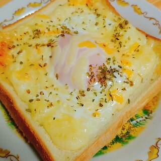 オレガノ香る☆チーズの巣籠もり卵パン